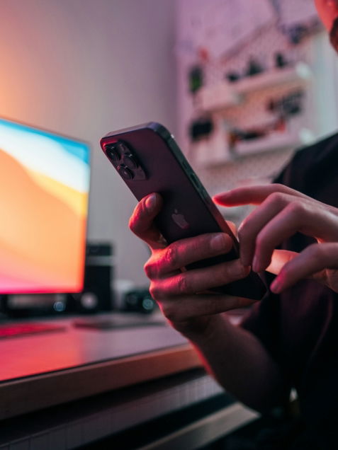 man in black shirt holding black iphone 5